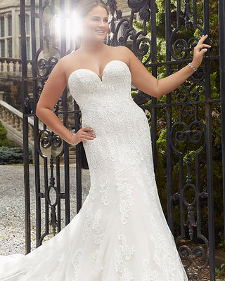 5 Stunning Gowns for Curvy Brides